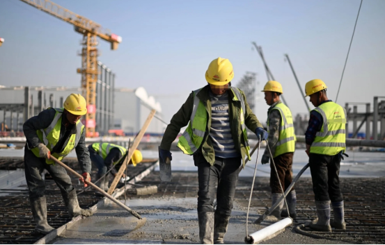 KAIYUN-在工地发现十名工人尸体,被浇筑在水泥地基中,警方调查看手机愣住