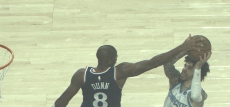 按在球上！三球突破抛投造成邓恩犯规 快船挑战成功